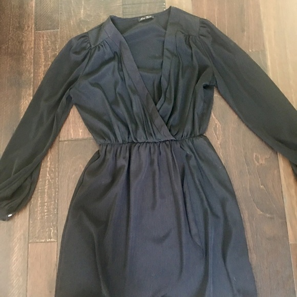 SOLD Lulu's wrap long sleeve dress - Picture 2 of 4